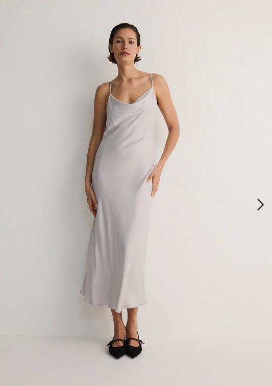 L-Robe en satin gris claire